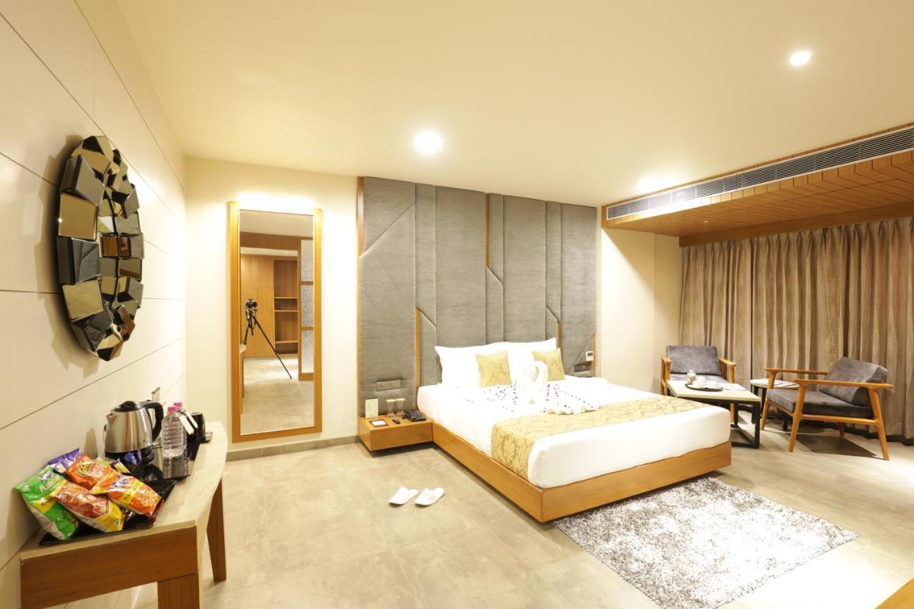 Tara Suns Hotel Vadodara Exterior photo